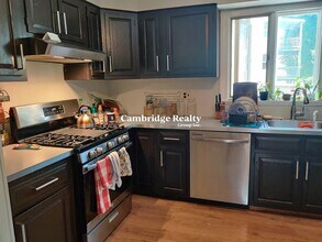 17 Cleveland St, Unit 2 in Somerville, MA - Building Photo - Building Photo