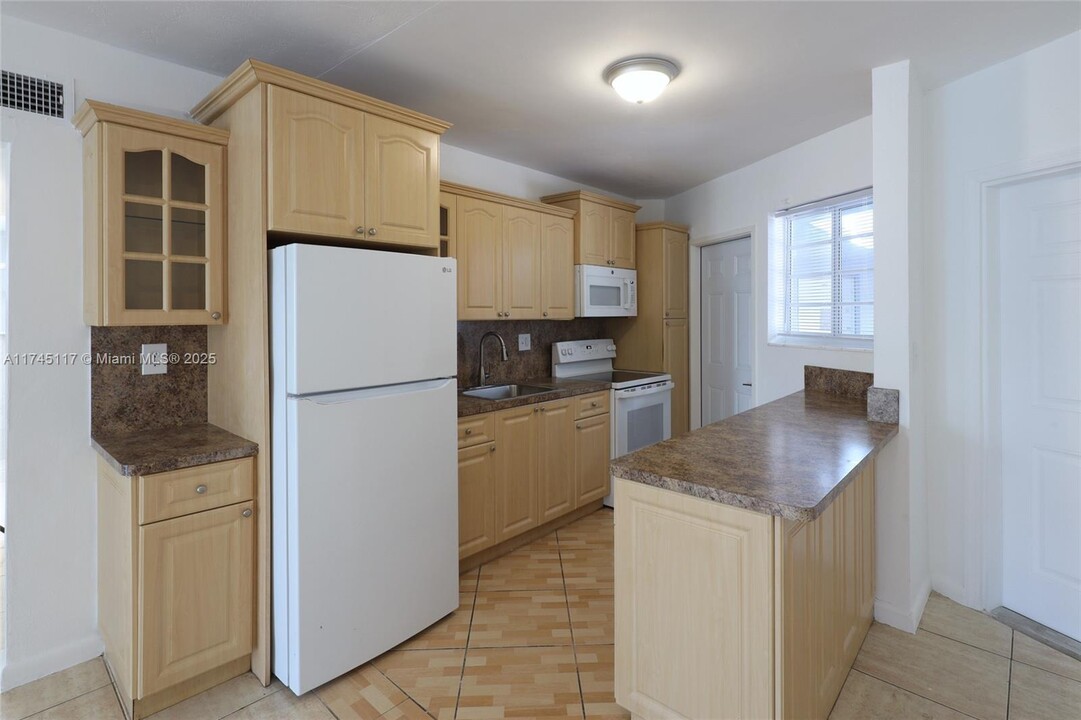 1671 NE Miami Gardens Dr in North Miami Beach, FL - Building Photo