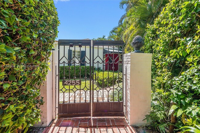 4255 Lennox Dr in Miami, FL - Foto de edificio - Building Photo