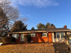 924 Claiborne Ave in Vinton, VA - Building Photo