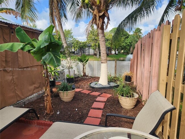4001 NW 46th Way in Lauderdale Lakes, FL - Building Photo - Building Photo