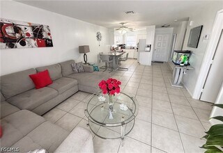 536 SE 6th Pl in Cape Coral, FL - Building Photo - Building Photo