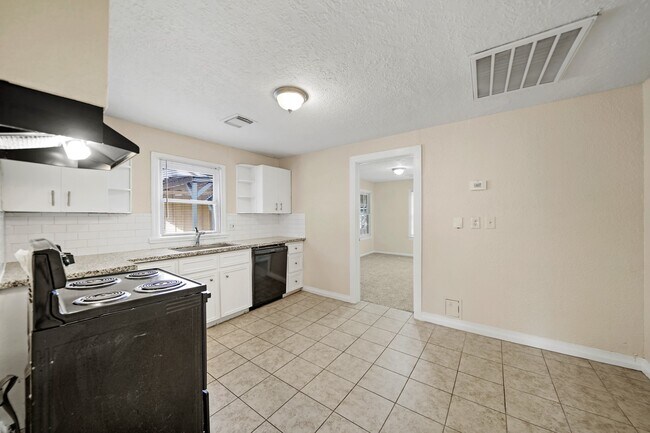 811 S Hill St in Alvin, TX - Building Photo - Building Photo