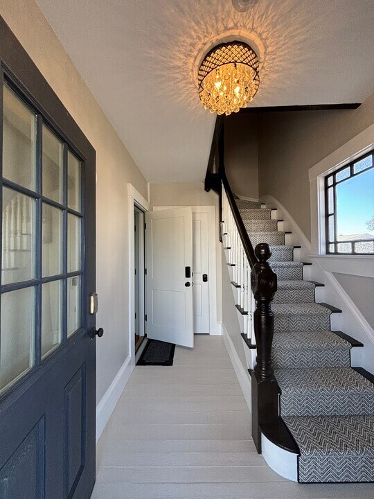 33 Mayflower St in Plymouth, MA - Building Photo