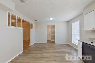 545 Sharp Dr in Desoto, TX - Building Photo - Building Photo