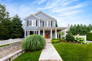 9 Center Rd in Greenwich, CT - Building Photo