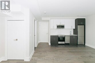 11-711 Walmer Rd in Toronto, ON - Building Photo - Building Photo