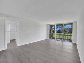 3700 Oaks Clubhouse Dr in Pompano Beach, FL - Building Photo - Building Photo
