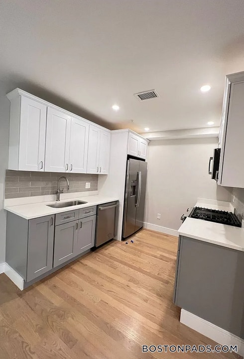 230 Tremont St in Boston, MA - Building Photo