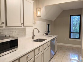 44 Great Meadow Ln in Farmington, CT - Building Photo
