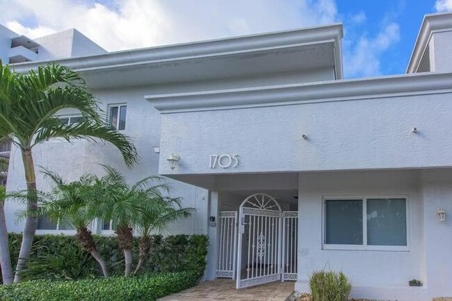 1705 N Riverside Dr, Unit 7 in Pompano Beach, FL - Building Photo - Building Photo