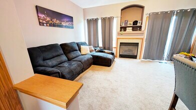 1025 Woodview Ct in Aurora, IL - Foto de edificio - Building Photo
