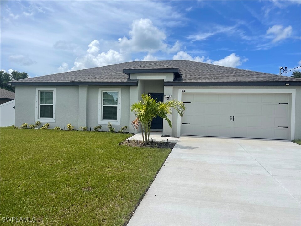 814 Sea Urchin Cir in Ft. Myers, FL - Building Photo