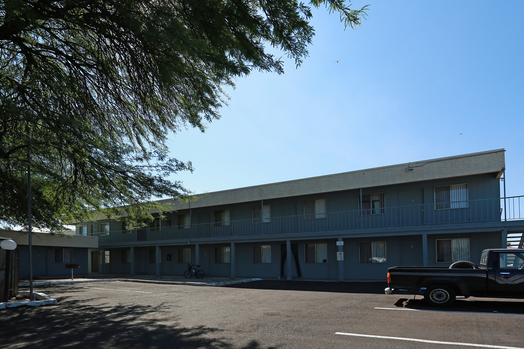 Executive Apartments in Tucson, AZ - Building Photo