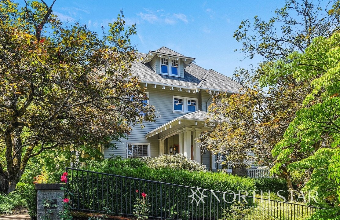 2233 SW 18th Ave in Portland, OR - Building Photo