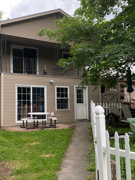 342 Church Rd in Colchester, VT - Building Photo