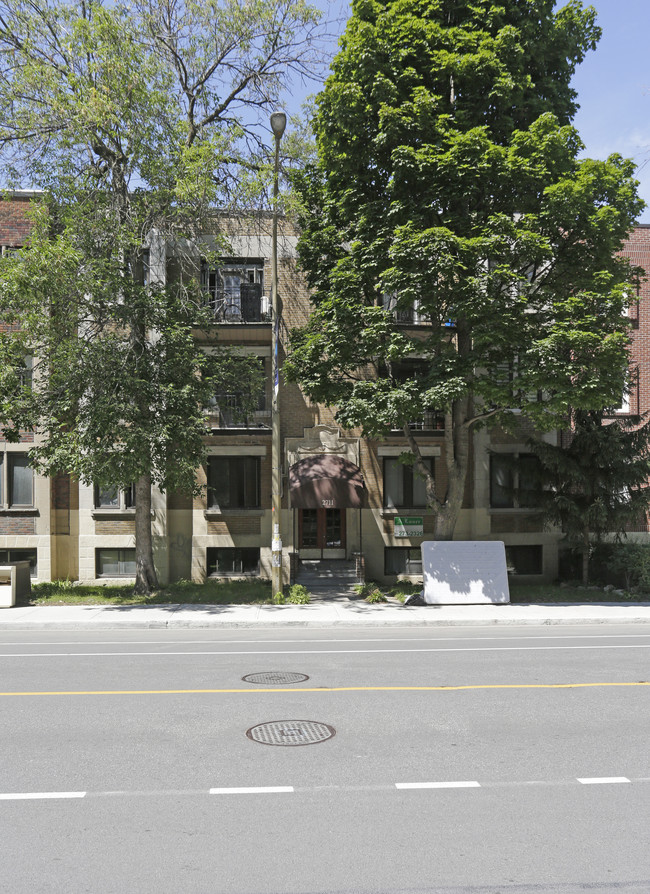 2711 Édouard-Montpetit in Montréal, QC - Building Photo - Building Photo