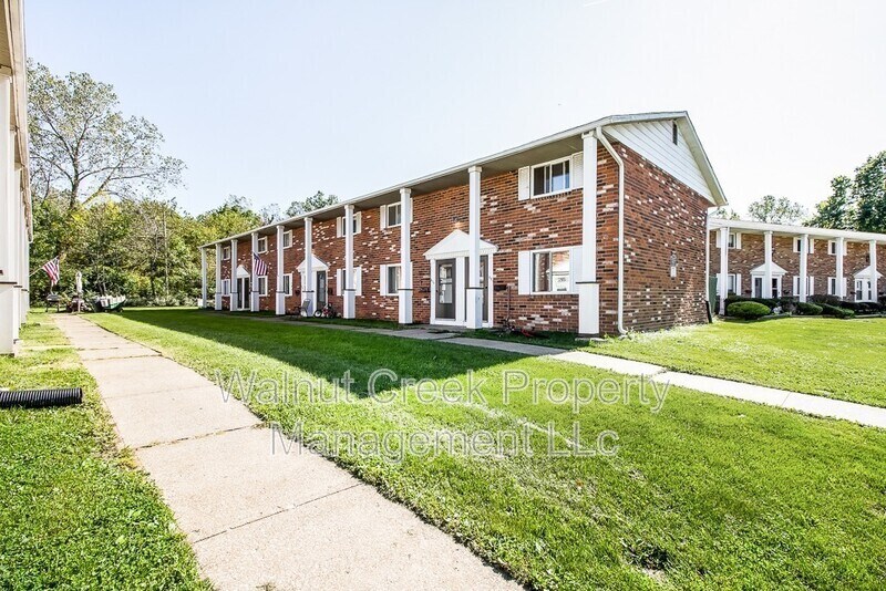 659-669 Shoreline Dr in Vermilion, OH - Building Photo