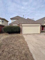 2407 Lakecrest Dr in Moore, OK - Building Photo