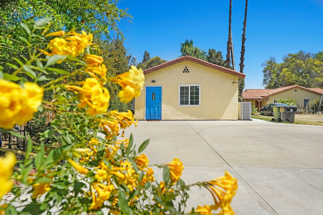 20751 Parthenia St in Winnetka, CA - Building Photo