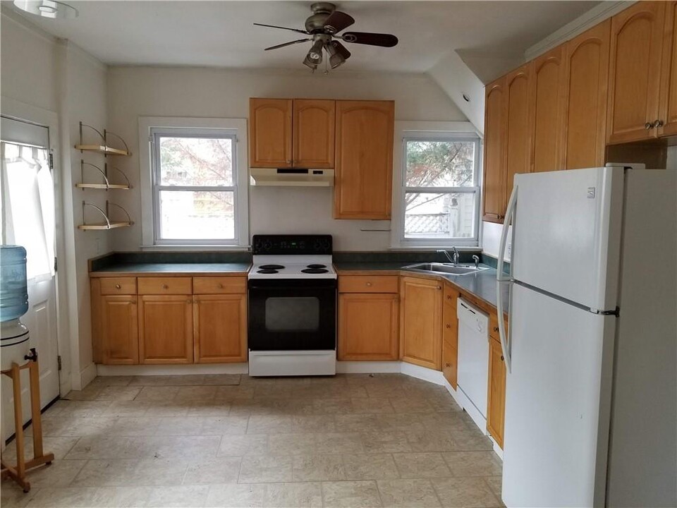 12 Tyler St in Newport, RI - Building Photo
