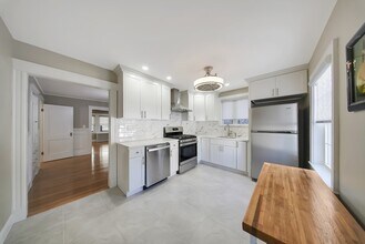 52 Hovey St in Quincy, MA - Building Photo - Building Photo