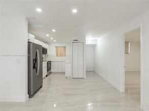 3195 Foxcroft Rd in Hollywood, FL - Building Photo - Building Photo