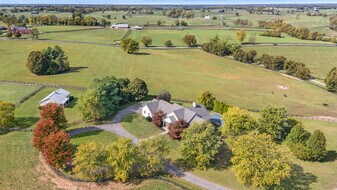 1564 Paynes Depot Rd in Versailles, KY - Building Photo