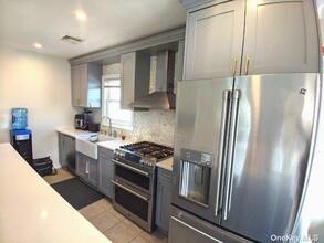 341 E Hudson St in Long Beach, NY - Foto de edificio - Building Photo