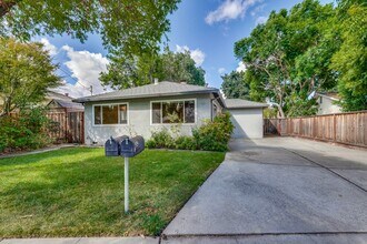 32 Annie Laurie Ave in Mountain View, CA - Building Photo - Building Photo