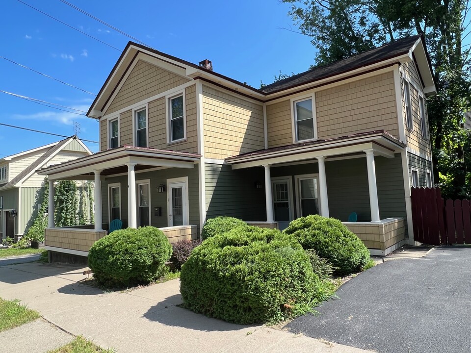 5 Alger St in Saratoga Springs, NY - Building Photo