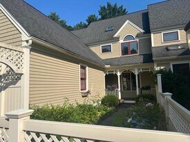 579 Sagamore Ave in Portsmouth, NH - Building Photo