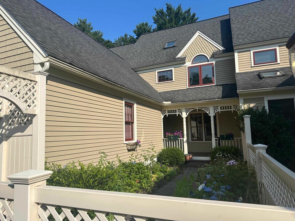 579 Sagamore Ave in Portsmouth, NH - Building Photo