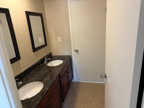 8 Fireside Ct in Willingboro, NJ - Foto de edificio - Building Photo