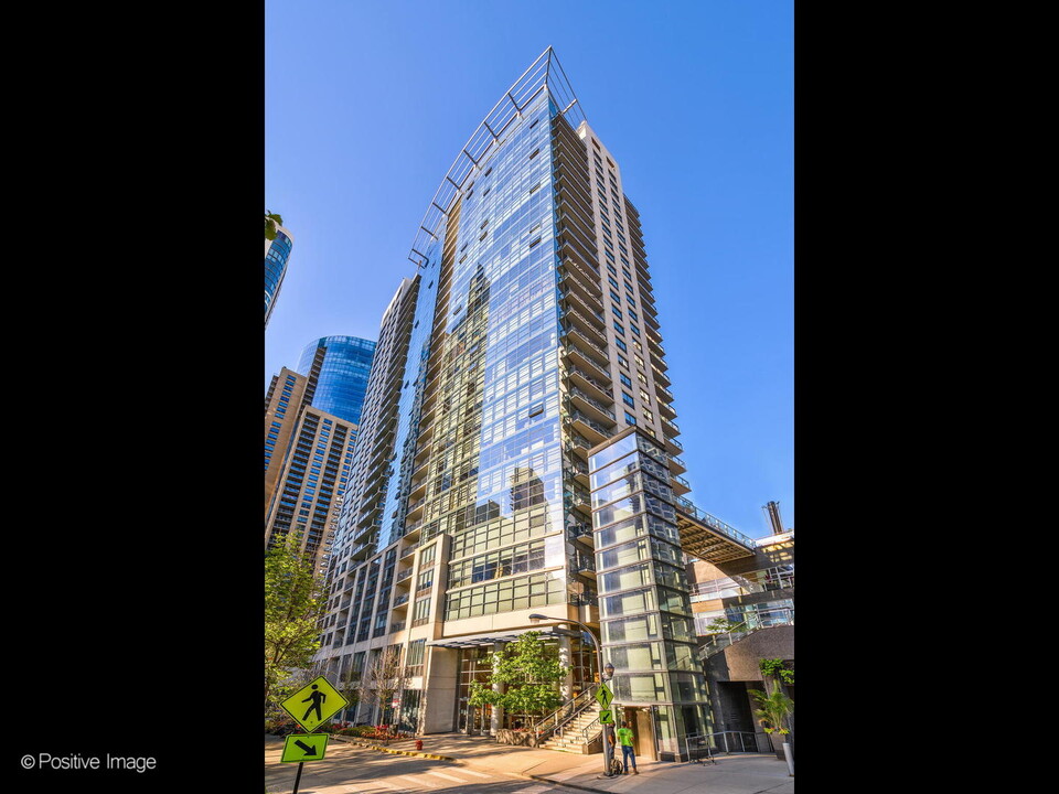 201 N Westshore Dr in Chicago, IL - Building Photo