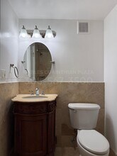 22 Salamanca Ave in Coral Gables, FL - Foto de edificio - Building Photo