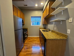 4724 N Bernard St, Unit 2W in Chicago, IL - Building Photo - Building Photo