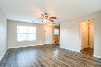 913 River Trail Rd in Lowell, NC - Foto de edificio - Building Photo