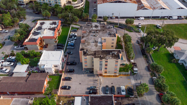 2400 NW 16th Street Rd in Miami, FL - Building Photo - Building Photo