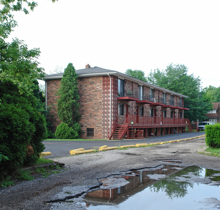 2425 Northland St in Cuyahoga Falls, OH - Building Photo