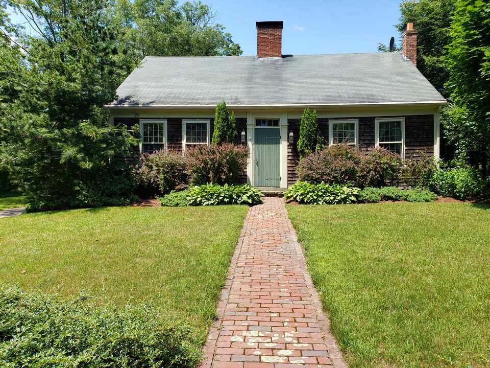 121 Pleasant St, Unit Main House in Middleboro, MA - Foto de edificio