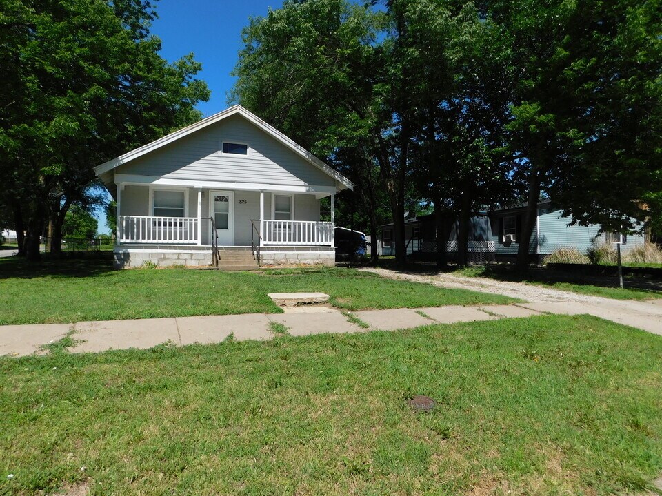 825 S Emporia St in El Dorado, KS - Building Photo