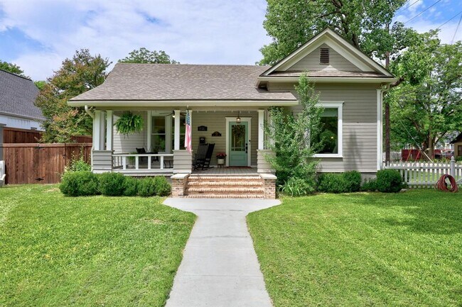 property at 1502 S Elm St