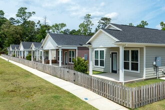 Cottage Living in Conroe, TX - Building Photo - Building Photo