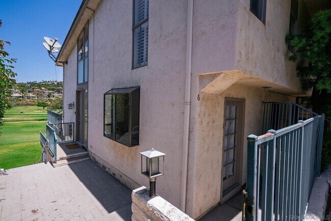 2544 Navarra Dr in Carlsbad, CA - Building Photo - Building Photo