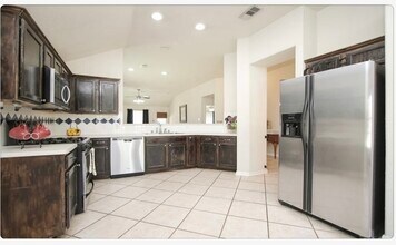 12006 Cyprus Field in Houston, TX - Foto de edificio - Building Photo