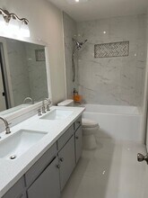 8227 Kingsbrook Rd in Houston, TX - Building Photo - Building Photo