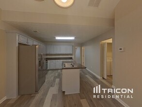 9543 Lakeview Rd in Union City, GA - Building Photo - Building Photo