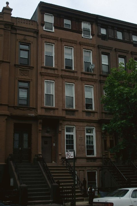 261 Jefferson Ave in Brooklyn, NY - Building Photo