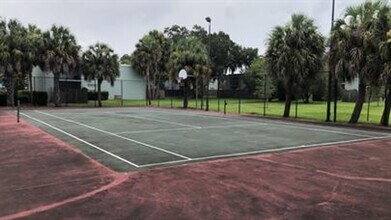 2810 Somerset Park Dr in Tampa, FL - Building Photo - Building Photo